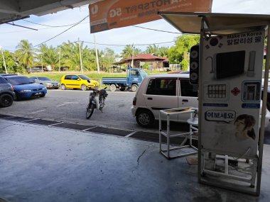 Perak, Malezya. 6 Haziran 2023: Kamu su dağıtım makinesi, ana caddede 1,5 metrelik koridor kenarında, Kg Koh.