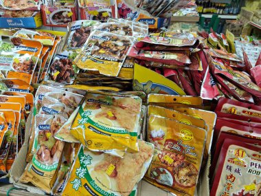 Perak, Malezya. 6 Haziran 2023: İyi Bakış Süpermarketi Kg Koh 'ta çeşitli bitkisel baharat aromalı macunlar sergileniyor ve satılıyor.