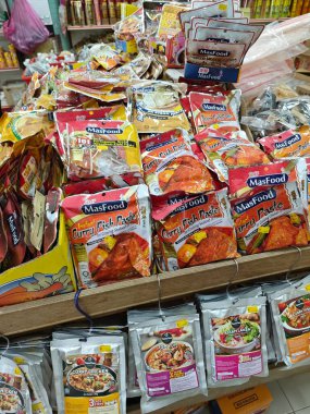 Perak, Malezya. 6 Haziran 2023: İyi Bakış Süpermarketi Kg Koh 'ta çeşitli bitkisel baharat aromalı macunlar sergileniyor ve satılıyor.
