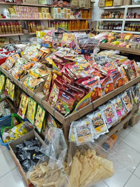 Perak, Malezya. 6 Haziran 2023: İyi Bakış Süpermarketi Kg Koh 'ta çeşitli bitkisel baharat aromalı macunlar sergileniyor ve satılıyor.