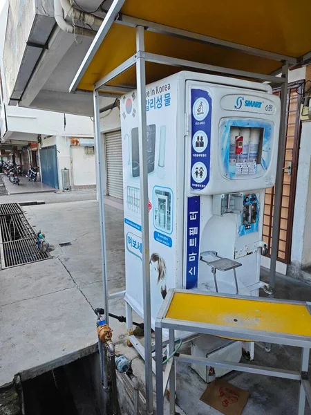 马来西亚 波拉克 2023年6月6日 Koh大街5英尺室外走廊旁的公共商业饮水机 — 图库照片