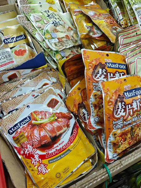 マレーシアのパーク 2023年6月6日 ハーブスパイスの味のパッケージの様々なブランドが表示され 販売で良いスーパーマーケットを見ながらKg Koh — ストック写真