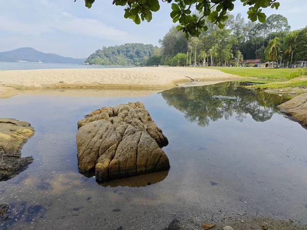 Adegan Batu Besar Tergeletak Sepanjang Pantai Berpasir — Stok Foto