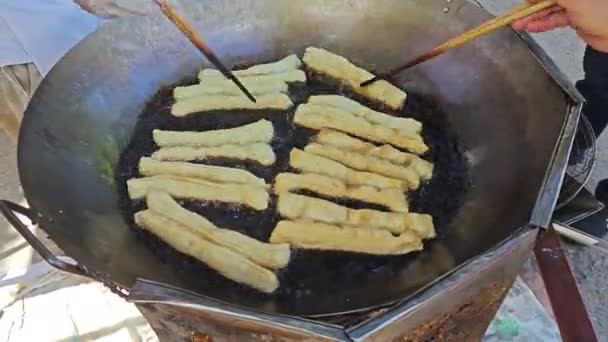 Pasta Fritta Cinese Nella Pentola Cuocere Grassa Calda — Video Stock