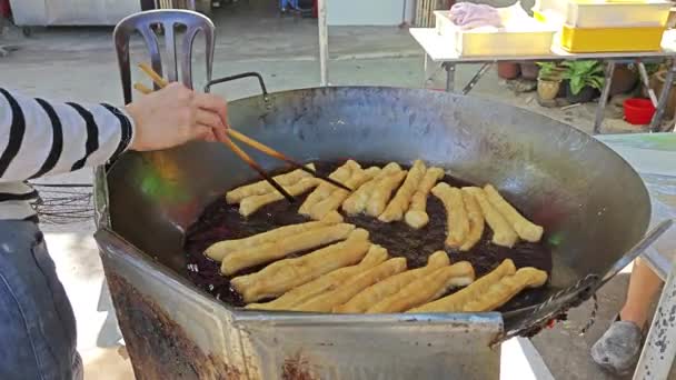 油っこい調理鍋で揚げた中国の生地 — ストック動画