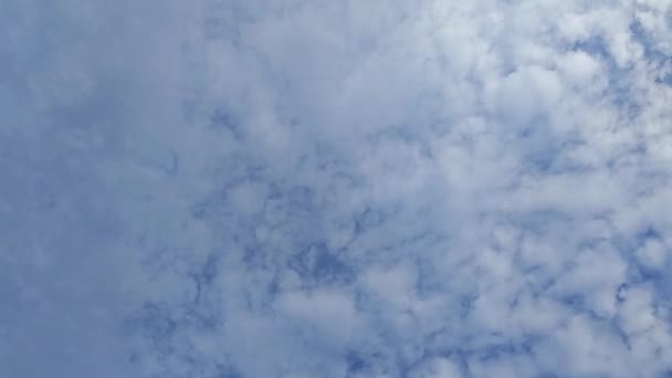 Улице Глядя Ранним Утром Голубое Облачное Небо Вдоль Электрического Столба — стоковое видео