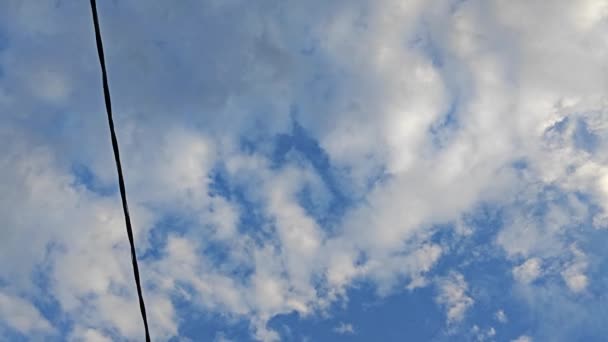 Στο Δρόμο Κοιτάζοντας Ψηλά Πρωί Μπλε Συννεφιασμένο Ουρανό Κατά Μήκος — Αρχείο Βίντεο