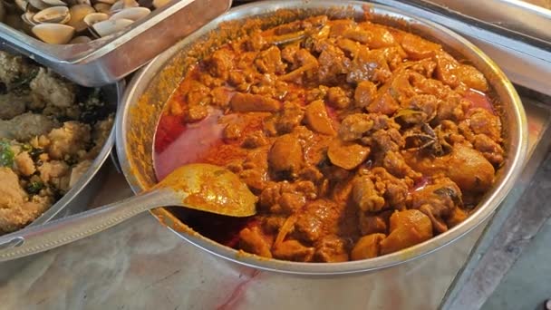 Kiinalainen Tyyli Ruoanlaitto Kanan Curry Perunat — kuvapankkivideo