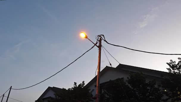 在街上沿着电线杆仰望清晨的天空 — 图库视频影像