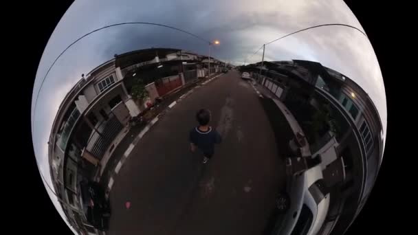 Man Loopt Straat Het Vroege Blauwe Uur Ochtends Hemel — Stockvideo