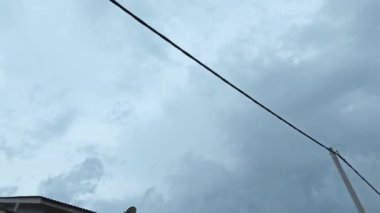 Karanlık çöktüğünde karanlık bulutlu gökyüzü yerleşim yerinin sokağında 