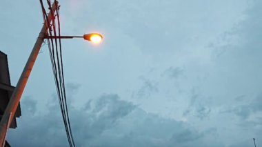 Karanlık çöktüğünde karanlık bulutlu gökyüzü yerleşim yerinin sokağında 