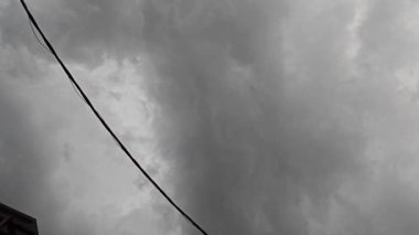 Karanlık çöktüğünde karanlık bulutlu gökyüzü yerleşim yerinin sokağında 