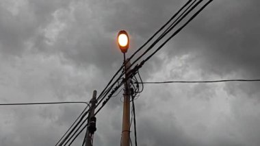 Karanlık çöktüğünde karanlık bulutlu gökyüzü yerleşim yerinin sokağında 