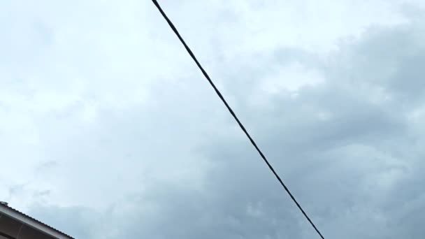 Cupo Cielo Nuvole Scure Sulla Strada Residenziale Durante Ora Del — Video Stock