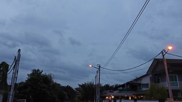 Sombrío Cielo Nubes Oscuras Calle Residencial Durante Hora Del Anochecer — Vídeos de Stock