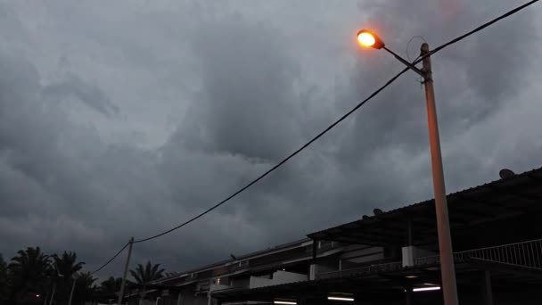 Sombrío Cielo Nubes Oscuras Calle Residencial Durante Hora Del Anochecer — Vídeos de Stock