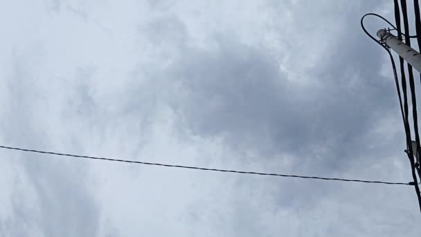 Ponure Ciemne Niebo Chmury Ulicy Mieszkalnej Godzinach Zmierzchu — Wideo stockowe