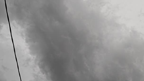 Pochmurná Tmavá Obloha Mraků Rezidenční Ulici Soumraku — Stock video