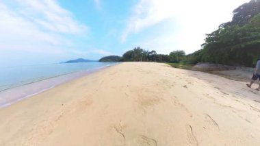 Deniz dalgalarının hızlanması kayayı sahile çarptırıyor.   