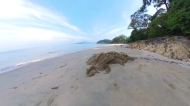 Deniz dalgalarının hızlanması kayayı sahile çarptırıyor.