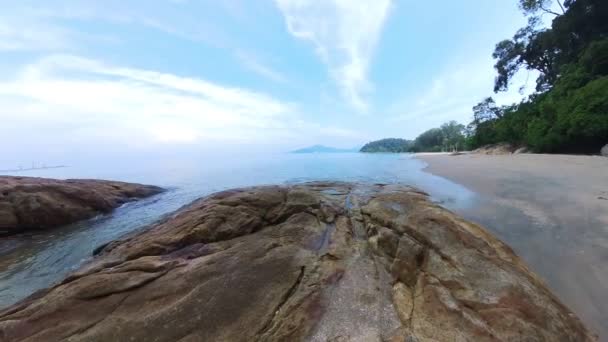 Проміжок Часу Морських Хвиль Розбиває Валун Вздовж Пляжу — стокове відео