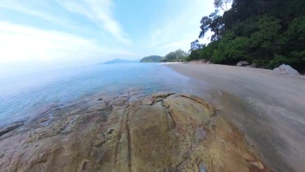 Проміжок Часу Морських Хвиль Розбиває Валун Вздовж Пляжу — стокове відео