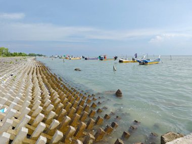 Kare şeklindeki beton kıyı dalgası engelleyici deniz kenarında