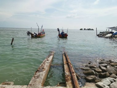 Kare şeklindeki beton kıyı dalgası engelleyici deniz kenarında