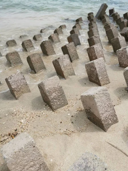 Kwadratowy Betonowy Bloker Fal Przybrzeżnych Nad Morzem — Zdjęcie stockowe