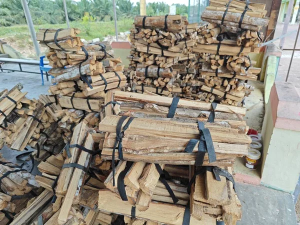 Högar Bundna Och Hackade Mangroveskogar Redo För Förbränning — Stockfoto