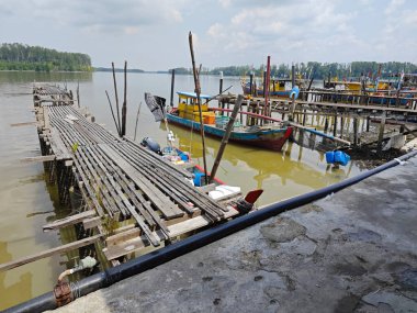 Bataklık sahilindeki balıkçı köyü.