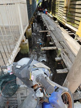 Bataklık sahilindeki balıkçı köyü.