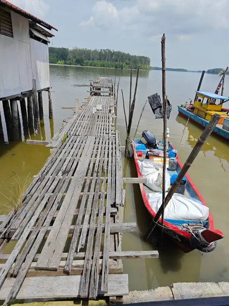 Bataklık sahilindeki balıkçı köyü.