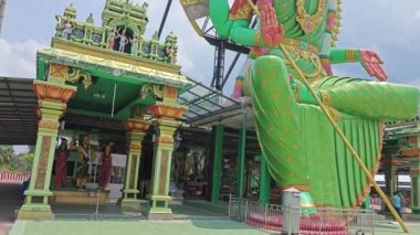 Perak, Malezya. 21 Haziran 2023: Kg Jebong, Simpang Taiping 'deki Maha Parasakthi Patchaiamman Kathirvel Murugan Tapınağı' nın çevresindeki manzara ve heykel. 