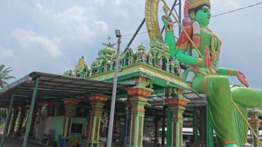 Perak, Malezya. 21 Haziran 2023: Kg Jebong, Simpang Taiping 'deki Maha Parasakthi Patchaiamman Kathirvel Murugan Tapınağı' nın çevresindeki manzara ve heykel. 