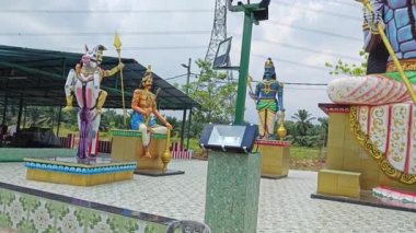 Perak, Malezya. 21 Haziran 2023: Kg Jebong, Simpang Taiping 'deki Maha Parasakthi Patchaiamman Kathirvel Murugan Tapınağı' nın çevresindeki manzara ve heykel.