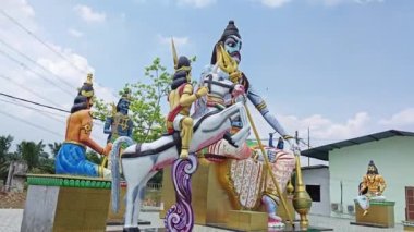 Perak, Malezya. 21 Haziran 2023: Kg Jebong, Simpang Taiping 'deki Maha Parasakthi Patchaiamman Kathirvel Murugan Tapınağı' nın çevresindeki manzara ve heykel. 