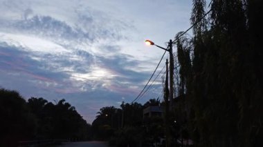 Sabahın erken saatlerinde mavi ve altın saat arasında gökyüzüne bakıyorum..