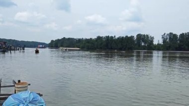 Perak, Malezya. 21 Haziran 2023: Kuala Sepetang, Taiping 'deki kıyı mangrov bölgesi boyunca yer alan balıkçı köyü çevresindeki evler ve faaliyetler.