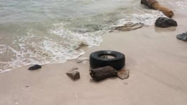 Çöpler kumlu sahilde kaldı.