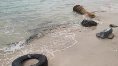 Çöpler kumlu sahilde kaldı.