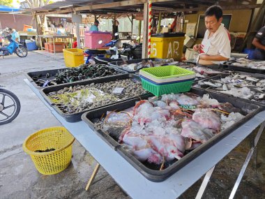 Perak, Malezya. 27 Haziran 2023: Asyalıların günlük deniz ürünleri satın aldığı etkinlik sahnesi yerel karaborsa Kg Sitiawan köyü tezgahlarında.