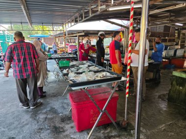 Perak, Malezya. 27 Haziran 2023: Asyalıların günlük deniz ürünleri satın aldığı etkinlik sahnesi yerel karaborsa Kg Sitiawan köyü tezgahlarında.