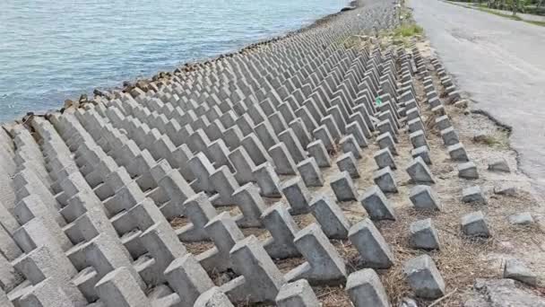 海滨边的正方形混凝土海岸波拦截器 — 图库视频影像