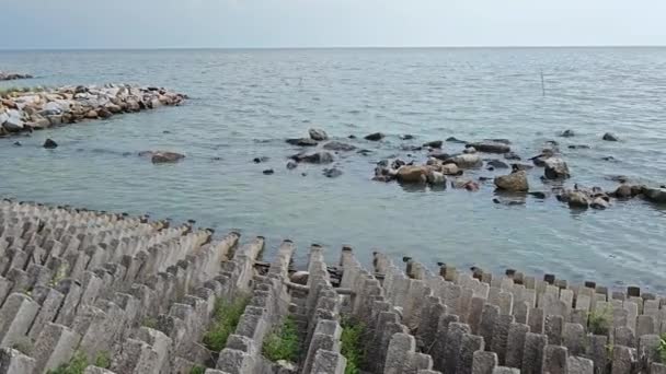 Fyrkantig Betong Kust Våg Blockerare Vid Havet — Stockvideo