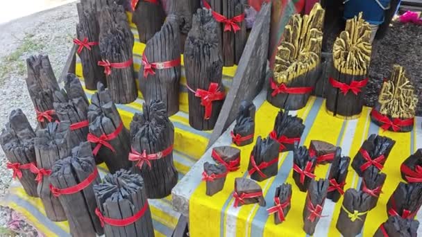 2023年6月21日 在台平Sepetang木炭商店展出的不同尺寸 不同设计的纯碳木块的图片断 — 图库视频影像