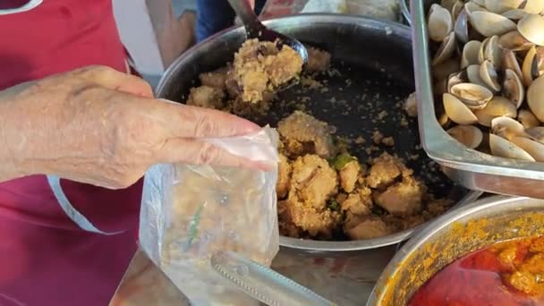 Sült Vajdarabok Csomagolása Mézes Csirke Húsok — Stock videók