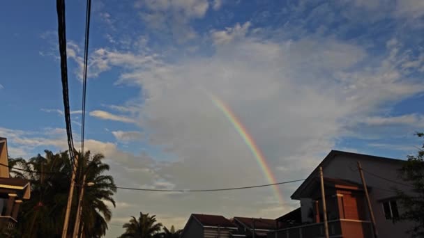 Frühmorgendlicher Regenbogen Über Dem Dachgebäude — Stockvideo