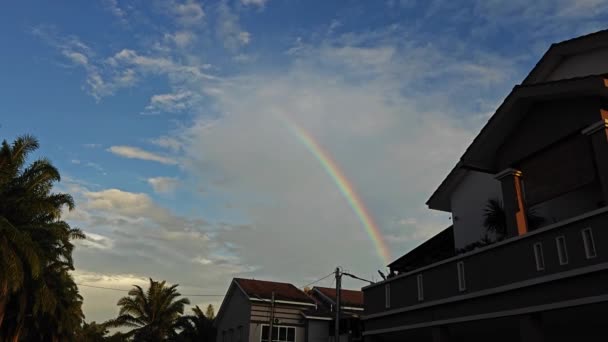 Frühmorgendlicher Regenbogen Über Dem Dachgebäude — Stockvideo